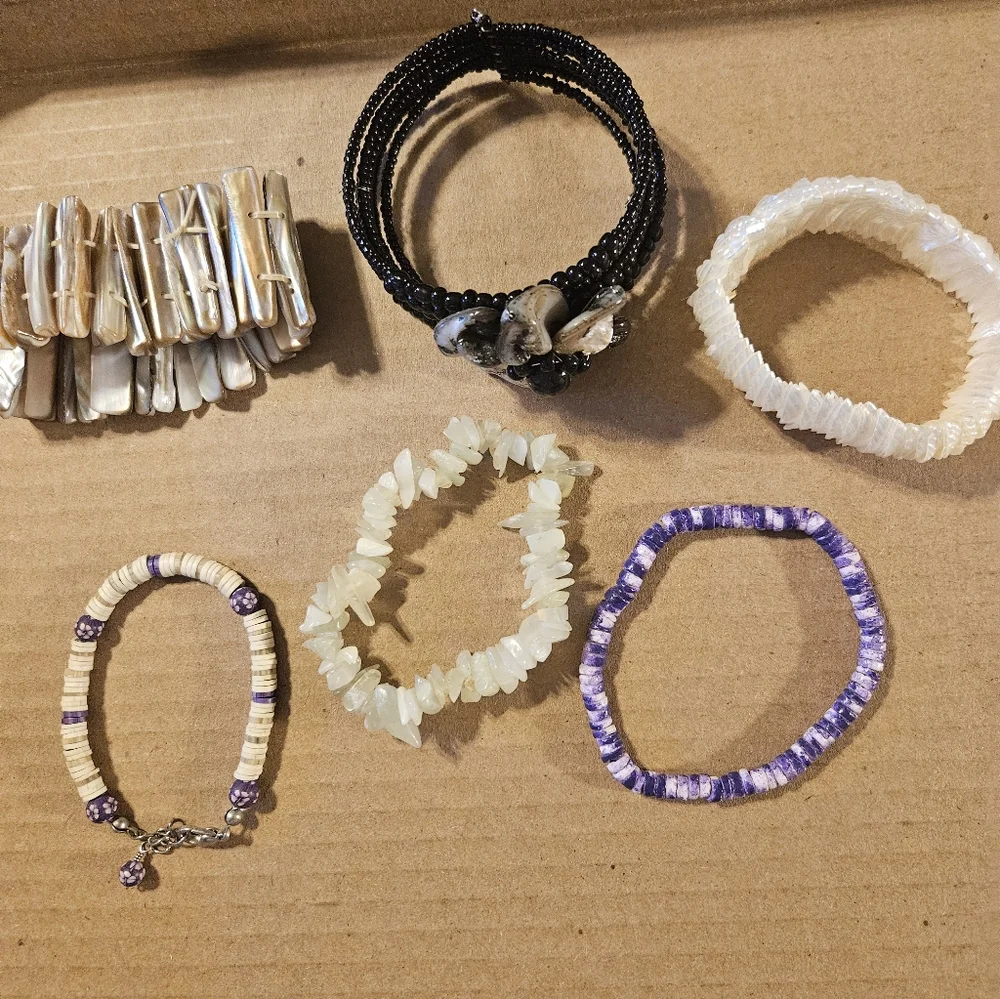 Lot 6 Pc Shell Bracelets Assorted